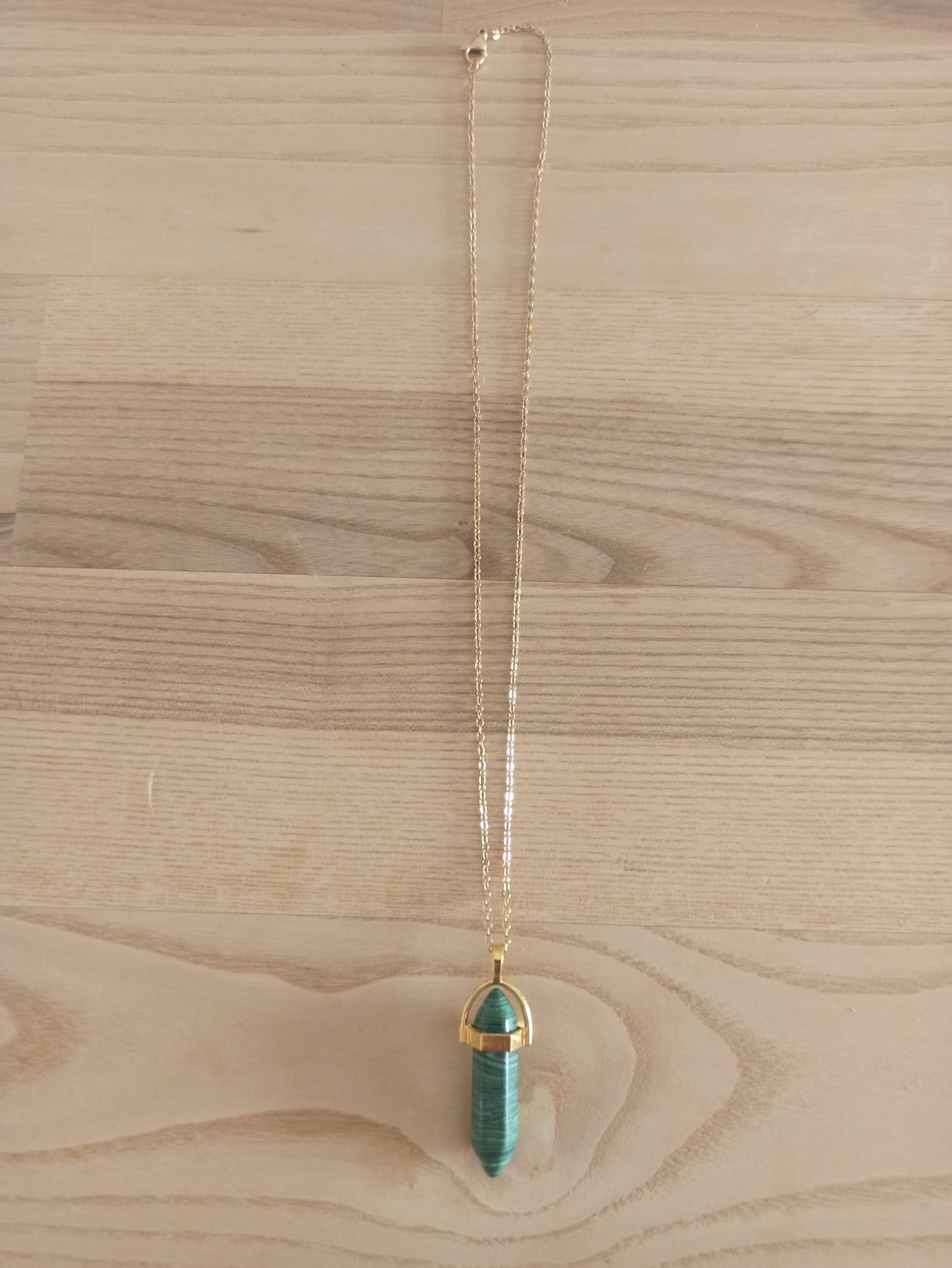 Péndulo Hexagonal de Piedra Semipreciosa Natural con Collar Corto Dorado · Malachite Verde (últimas unidades!)