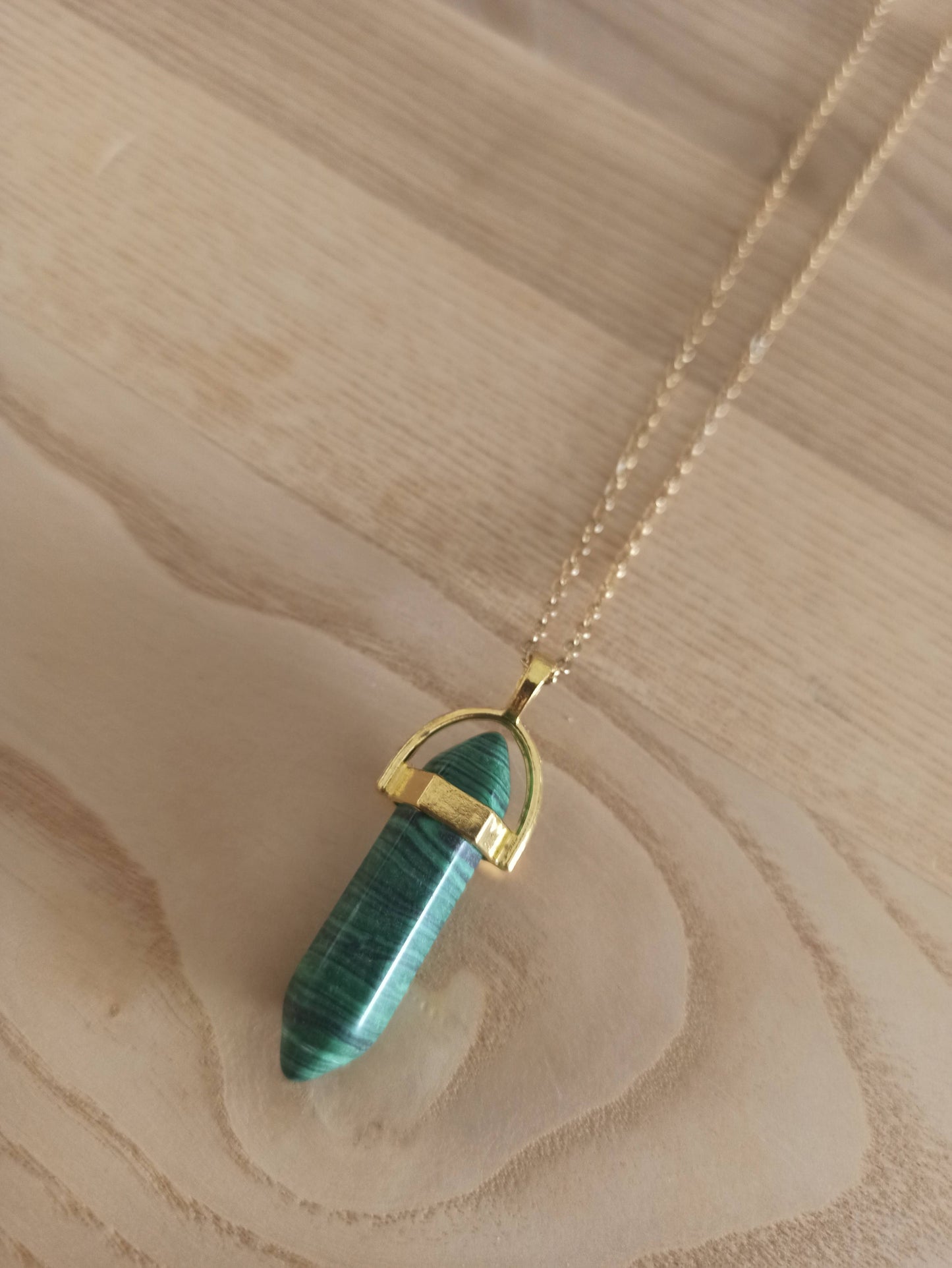 Péndulo Hexagonal de Piedra Semipreciosa Natural con Collar Corto Dorado · Malachite Verde (últimas unidades!)