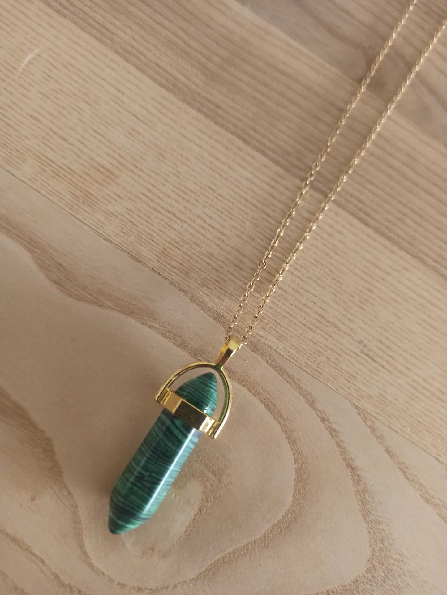 Péndulo Hexagonal de Piedra Semipreciosa Natural con Collar Corto Dorado · Malachite Verde (últimas unidades!)