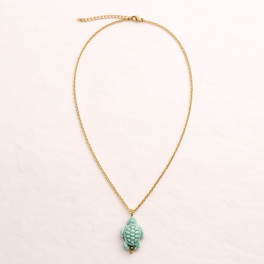 Collar Corto Dorado con Colgante · Tortuga de Cerámica