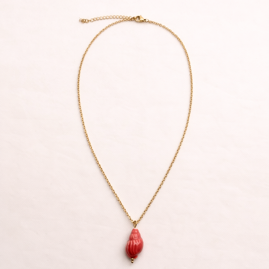 Collar Corto Dorado con Colgante · Concha de Cerámica