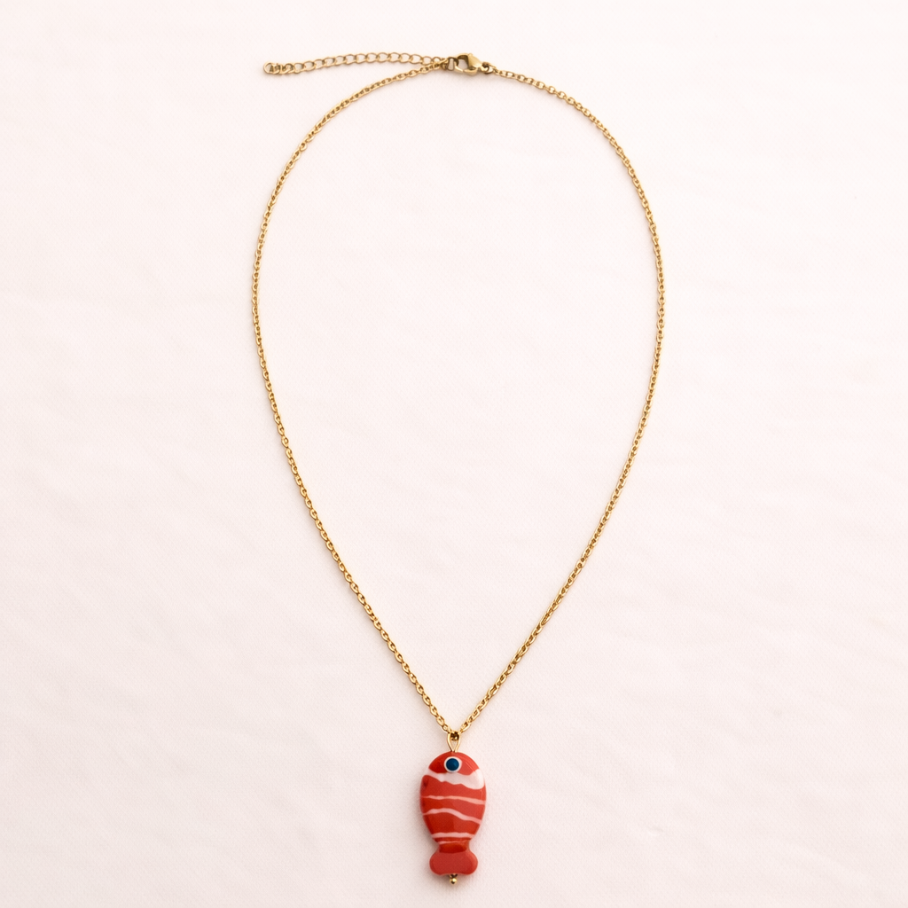 Collar Corto Dorado con Colgante · Pez de Cristal Artesanal