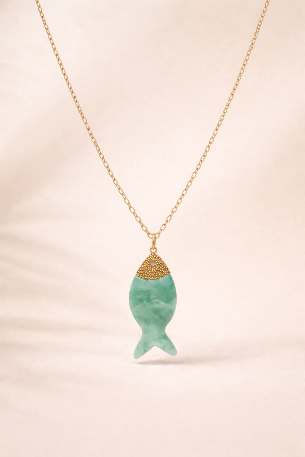 Collar largo dorado con colgante de pez en nácar verde agua | Edición exclusiva