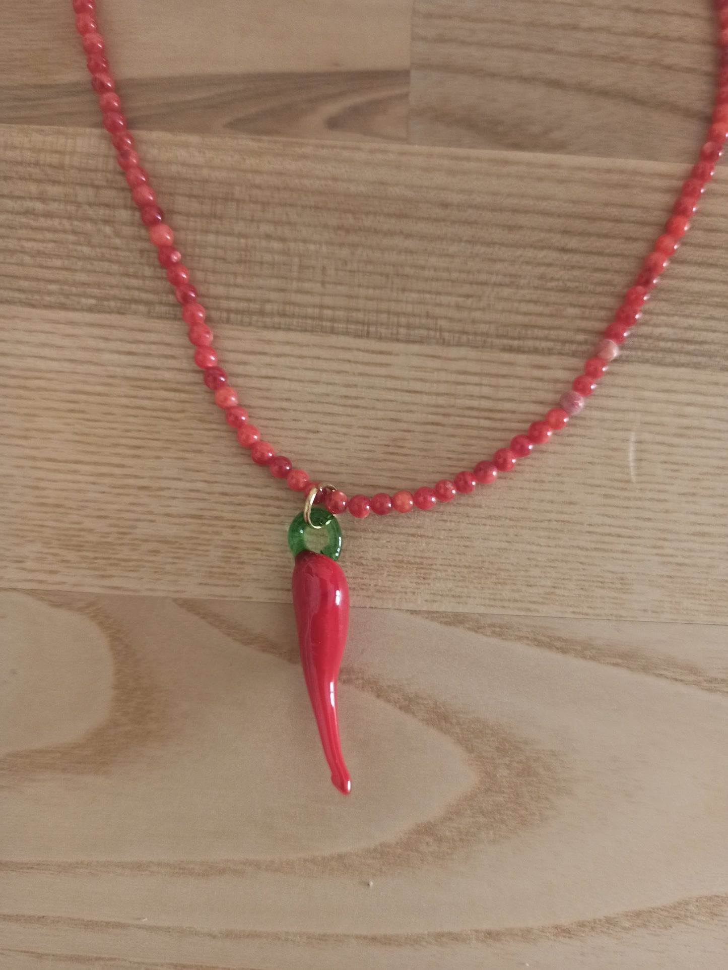 Collar Corto de Cuentas con Colgante de Chili – Tendencia y Estilo