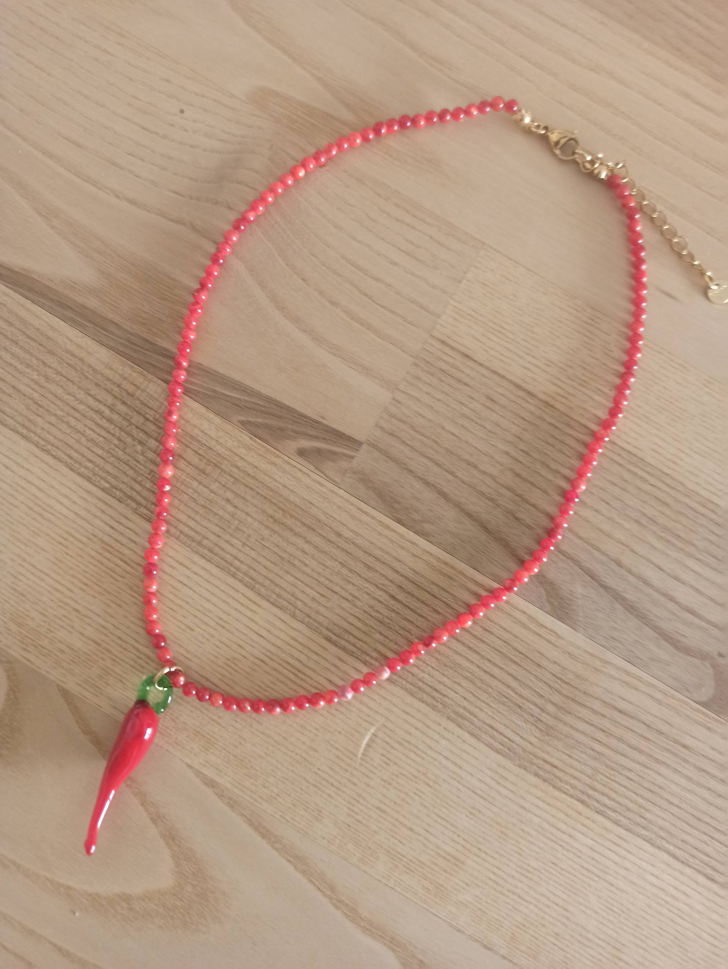 Collar Corto de Cuentas con Colgante de Chili – Tendencia y Estilo
