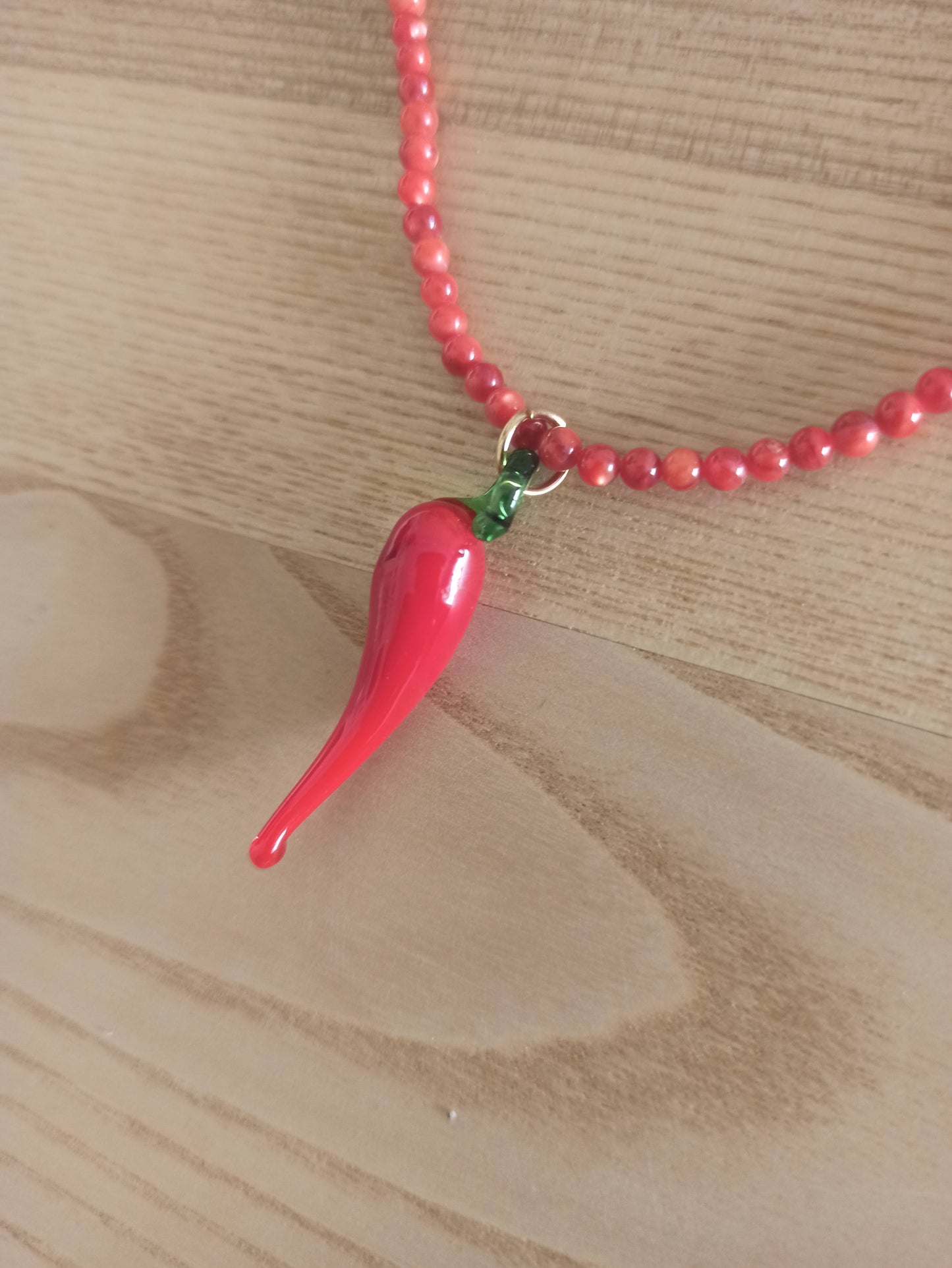 Collar Corto de Cuentas con Colgante de Chili – Tendencia y Estilo