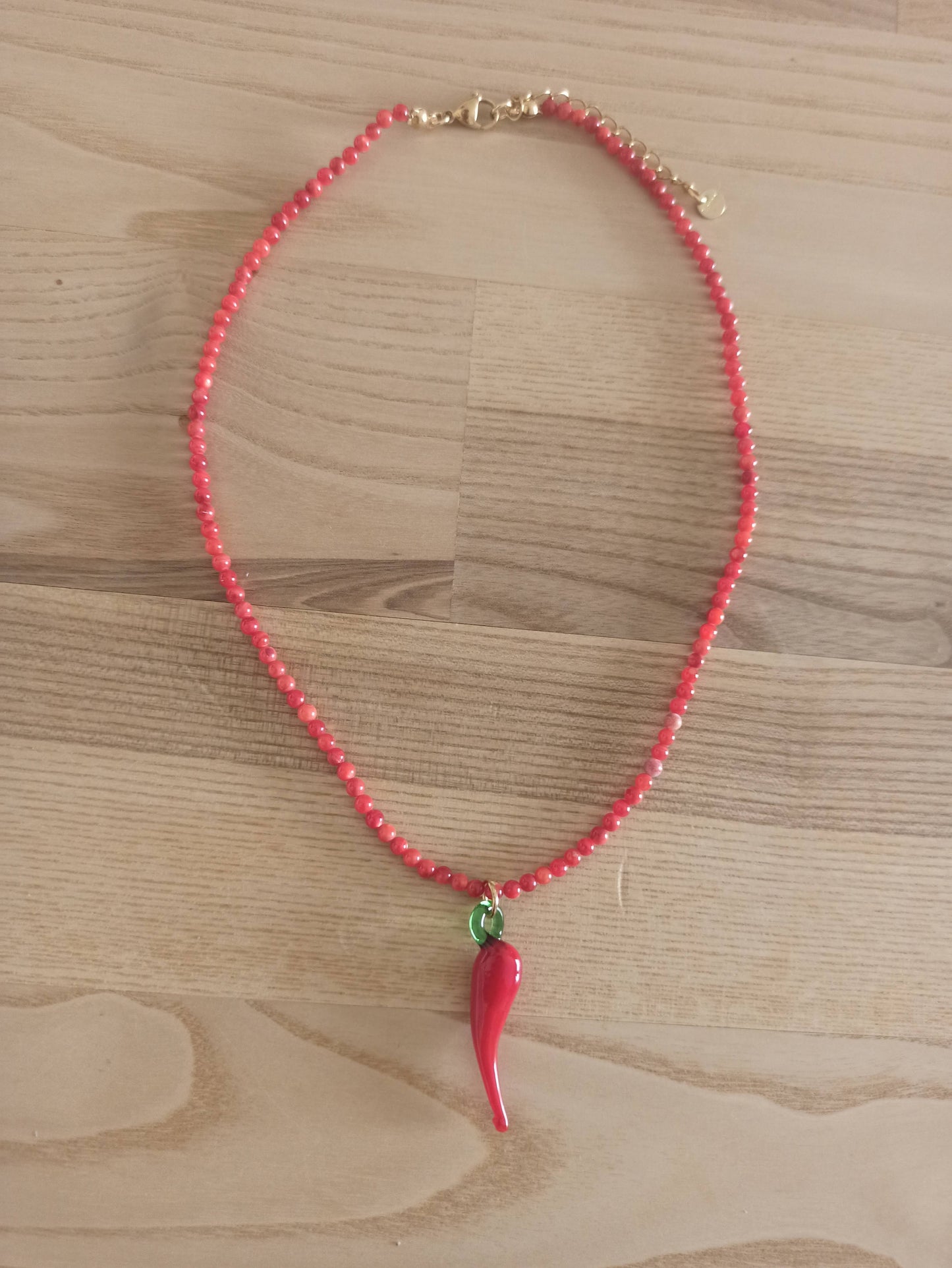 Collar Corto de Cuentas con Colgante de Chili – Tendencia y Estilo