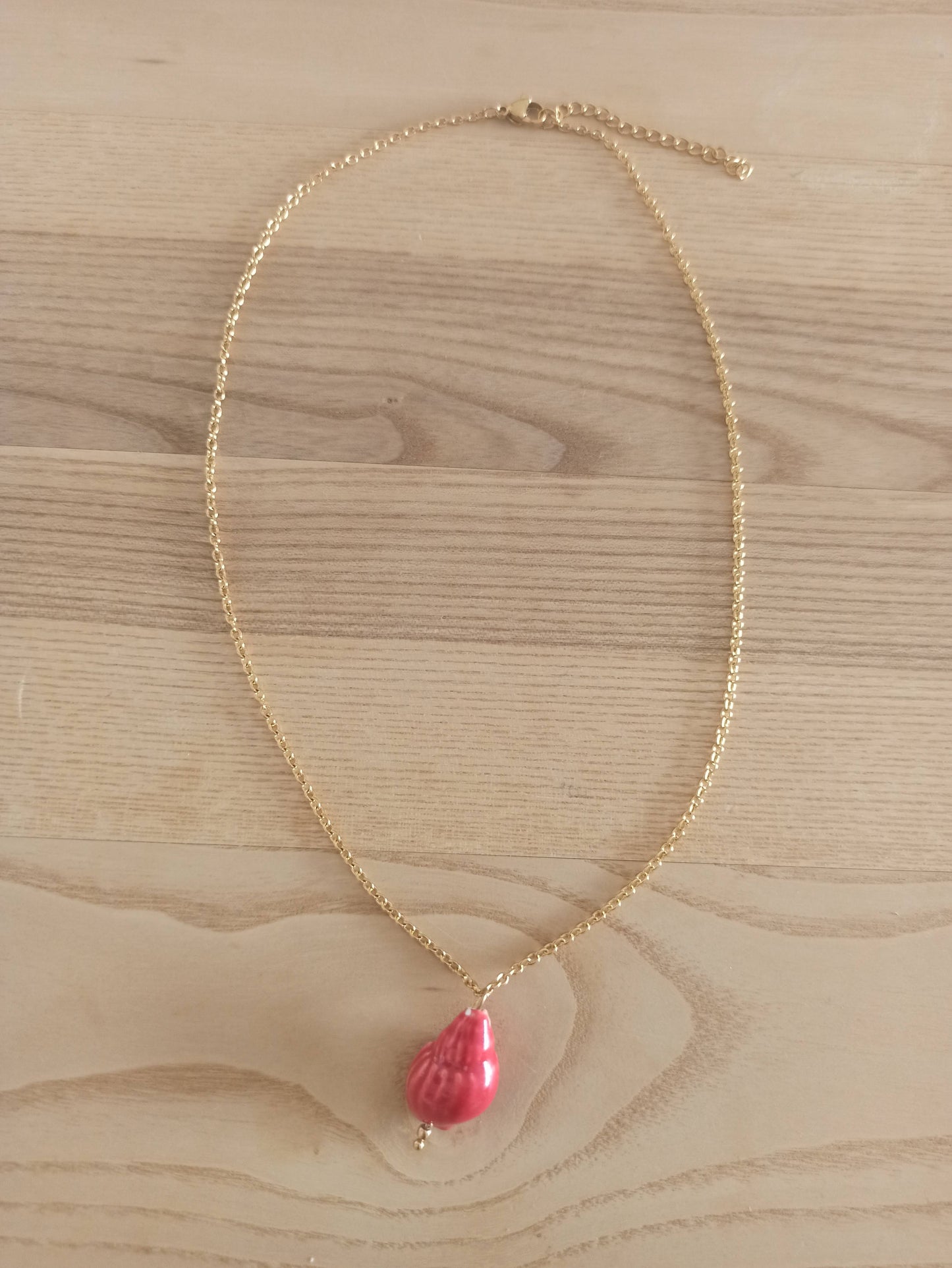 Collar Corto Dorado con Colgante · Concha de Cerámica