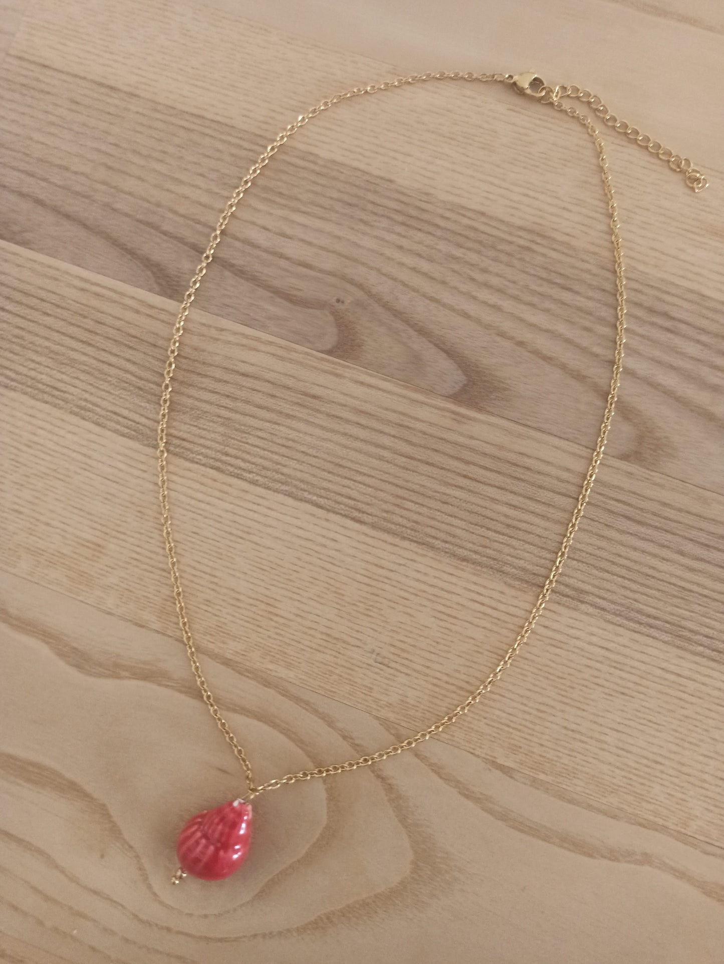 Collar Corto Dorado con Colgante · Concha de Cerámica