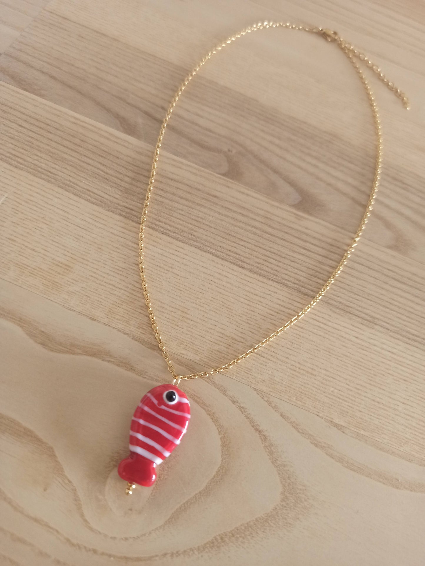 Collar Corto Dorado con Colgante · Pez de Cristal Artesanal