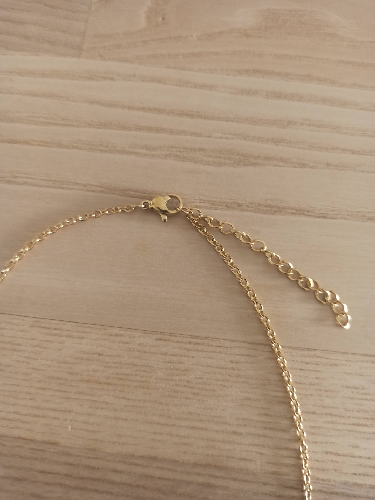 Collar Corto Dorado con Colgante · Pez de Cristal Artesanal