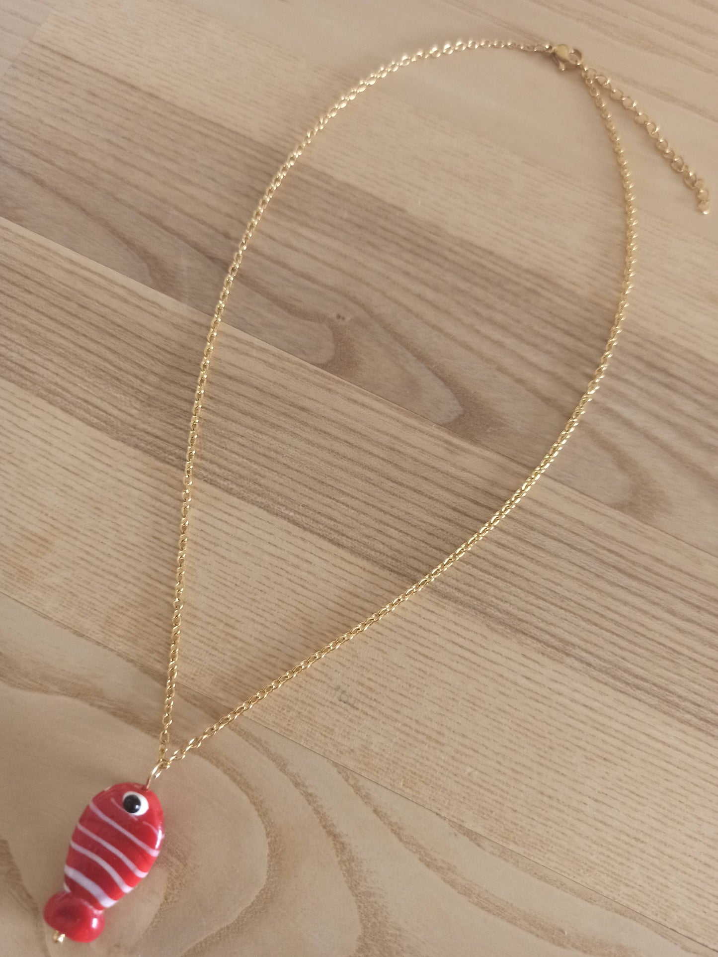 Collar Corto Dorado con Colgante · Pez de Cristal Artesanal