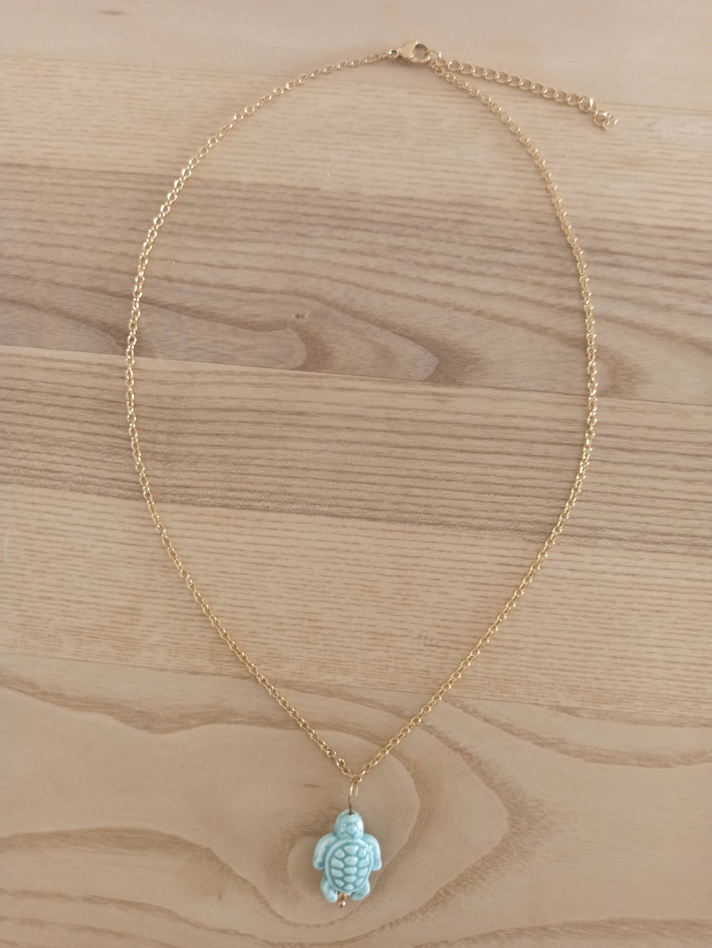 Collar Corto Dorado con Colgante · Tortuga de Cerámica
