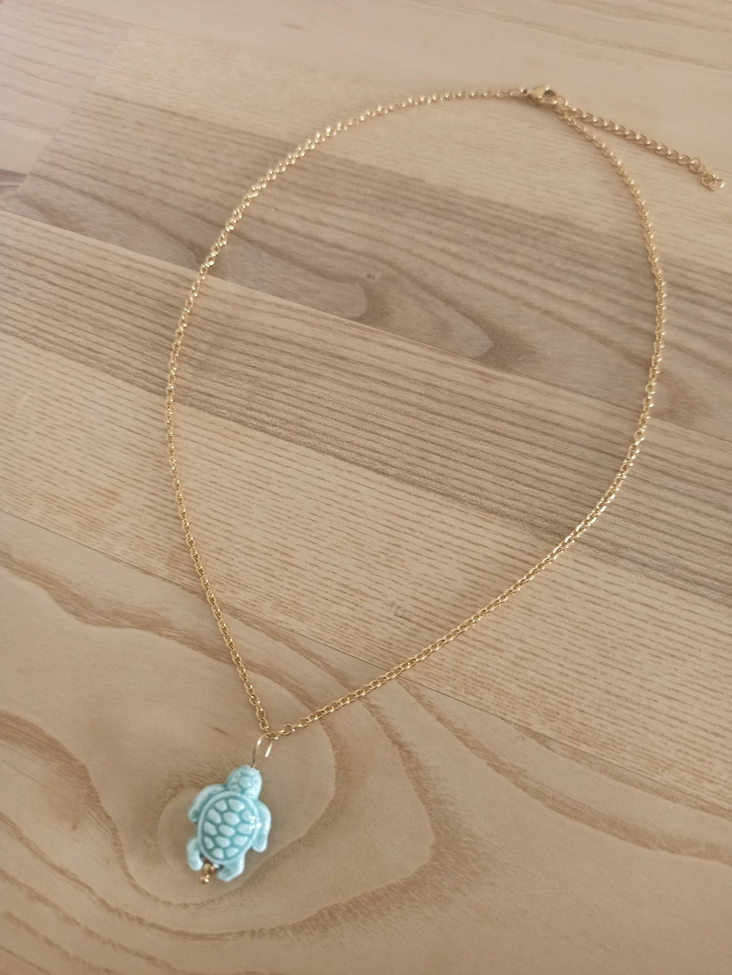 Collar Corto Dorado con Colgante · Tortuga de Cerámica