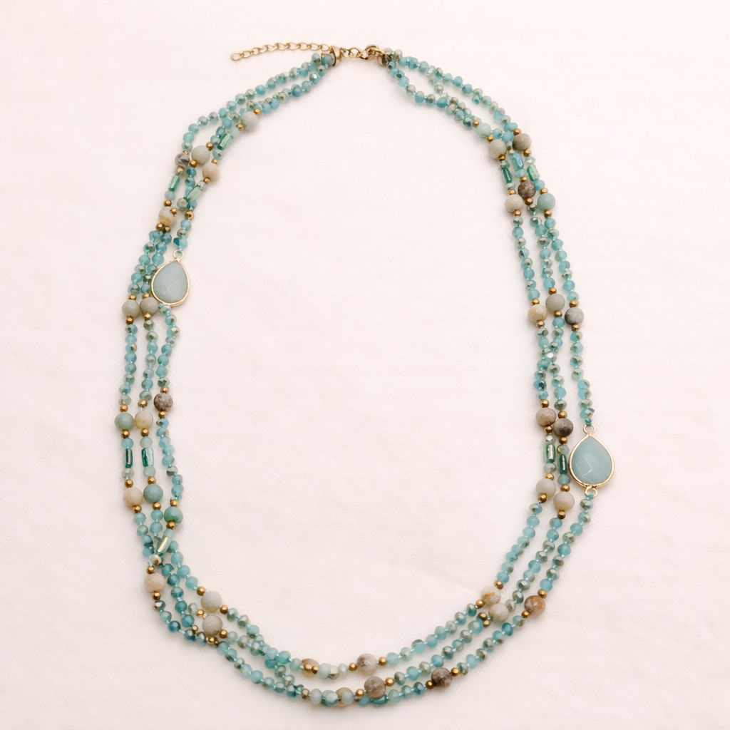 Collar Triple de Cuentas de Cristal y Piedras Semipreciosas – Exclusividad y Elegancia · Verde Agua (última unidad!)