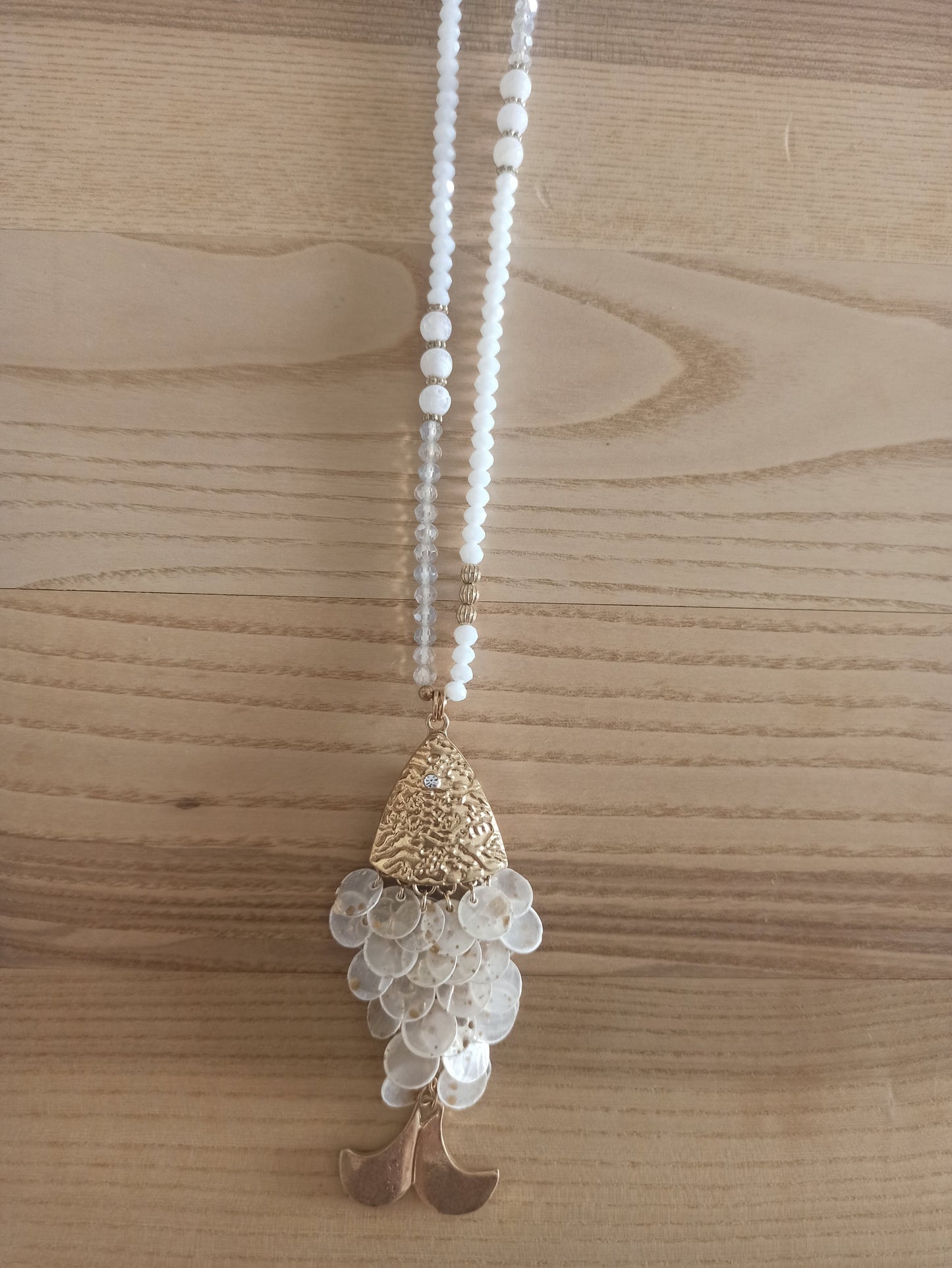 Collar largo de cristal con colgante de pez dorado – Edición exclusiva Color Blanco