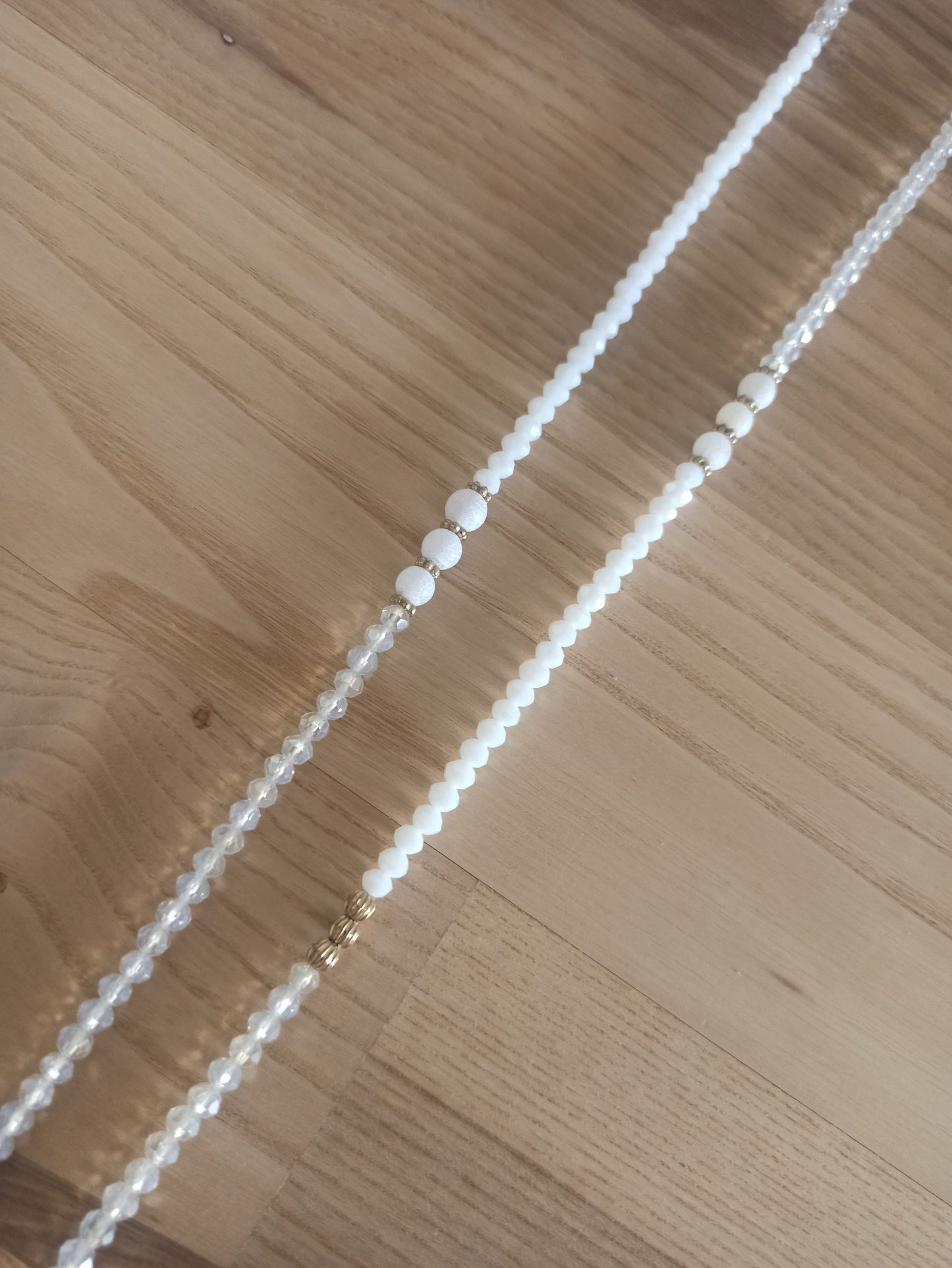 Collar largo de cristal con colgante de pez dorado – Edición exclusiva Color Blanco