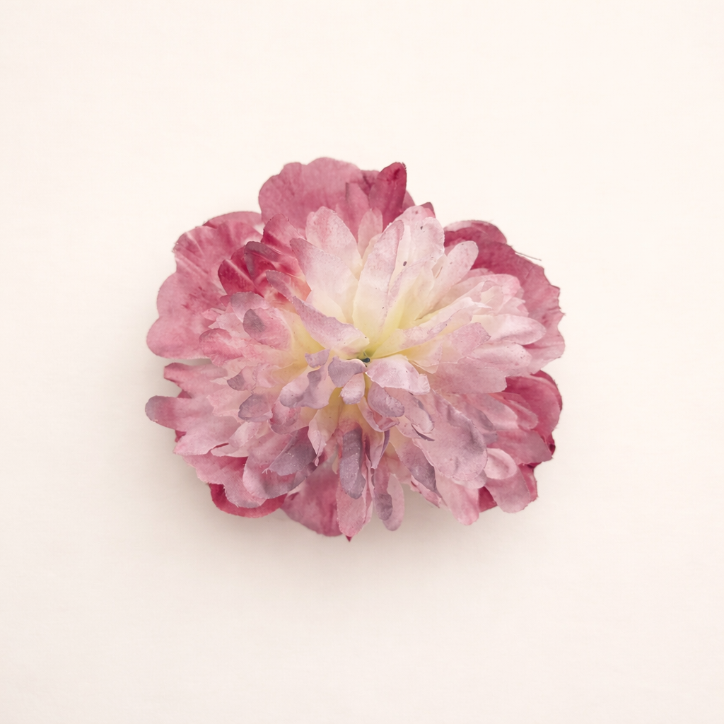 Clavel XL Flor Flamenca Grande Adorno Pelo Mujer · Teñido a Mano Blanco Buganvilla Ø13cm