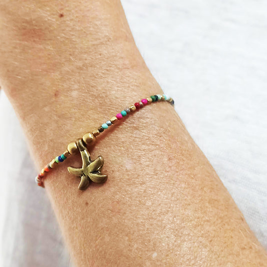 Pulsera Cuentas de Perlas con Colgante Estrella de Mar · Multicolor