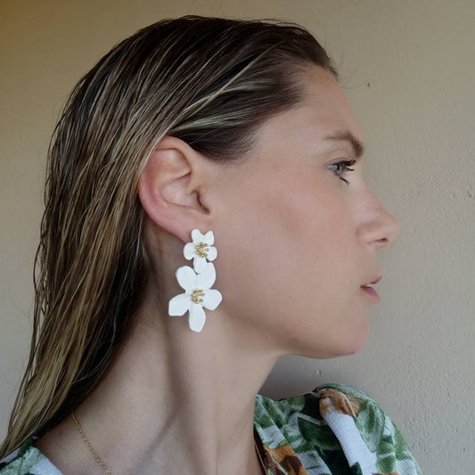 Pendientes Largos Doble Flor · Blanco