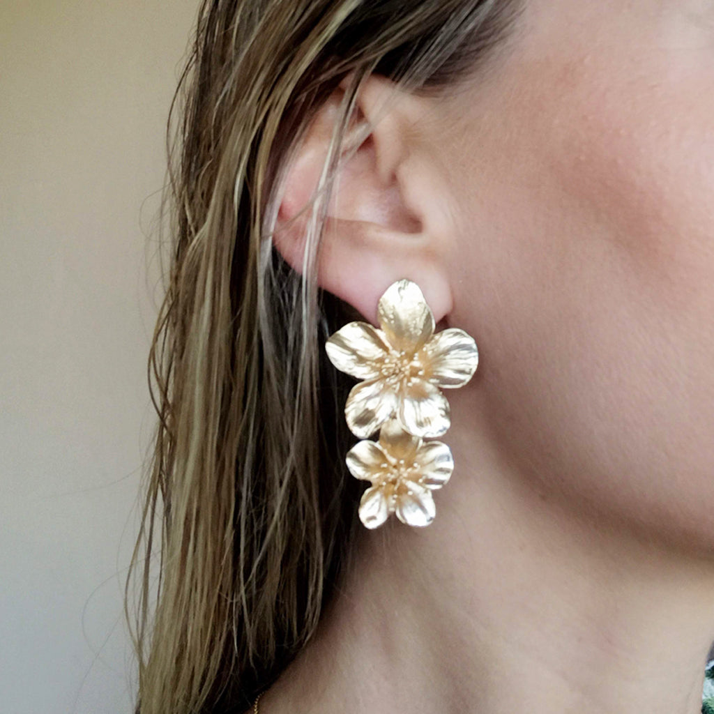Pendientes Largos Dorados Doble Flor · Oro Mate – BRANDELIA