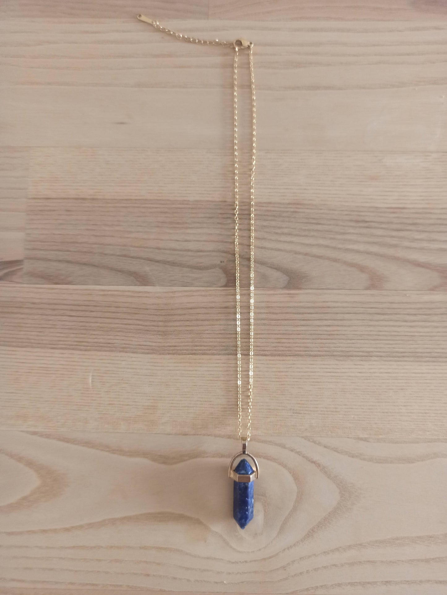 Péndulo Hexagonal de Piedra Semipreciosa Natural con Collar Corto Dorado · Azul Noche (última unidad!)