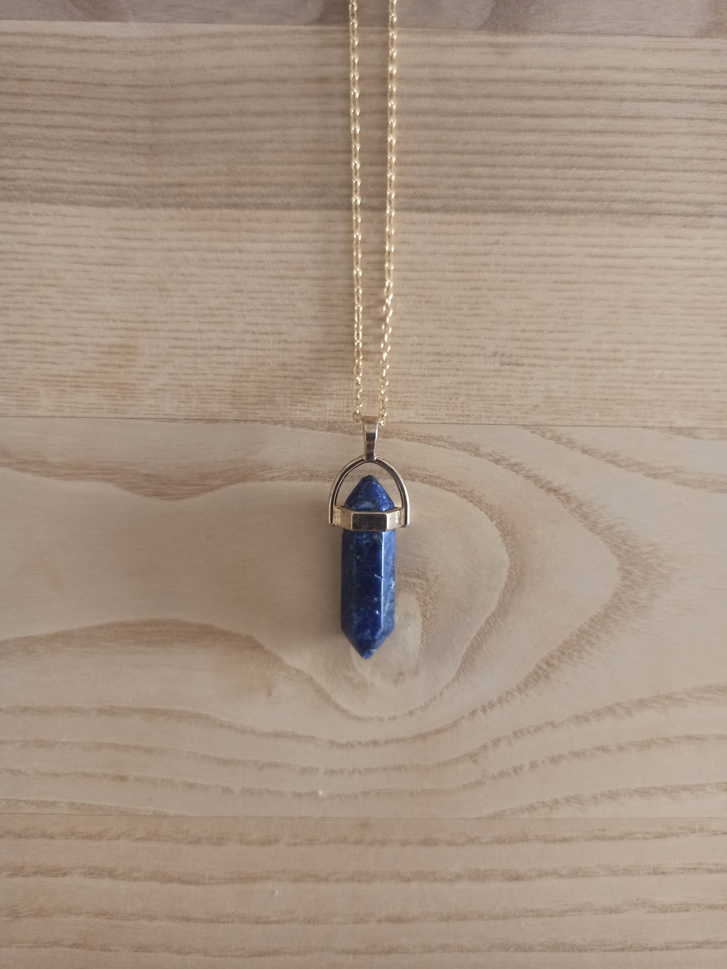 Péndulo Hexagonal de Piedra Semipreciosa Natural con Collar Corto Dorado · Azul Noche (última unidad!)