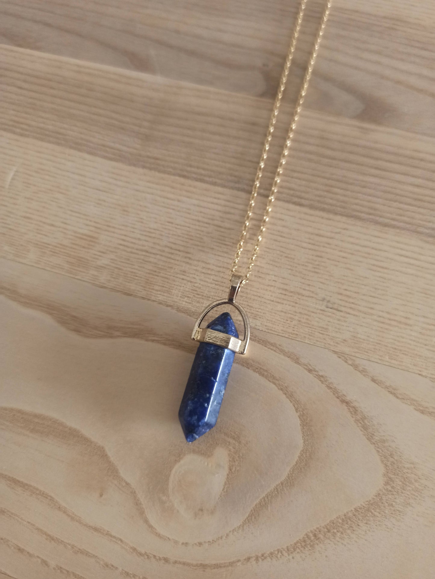 Péndulo Hexagonal de Piedra Semipreciosa Natural con Collar Corto Dorado · Azul Noche (última unidad!)