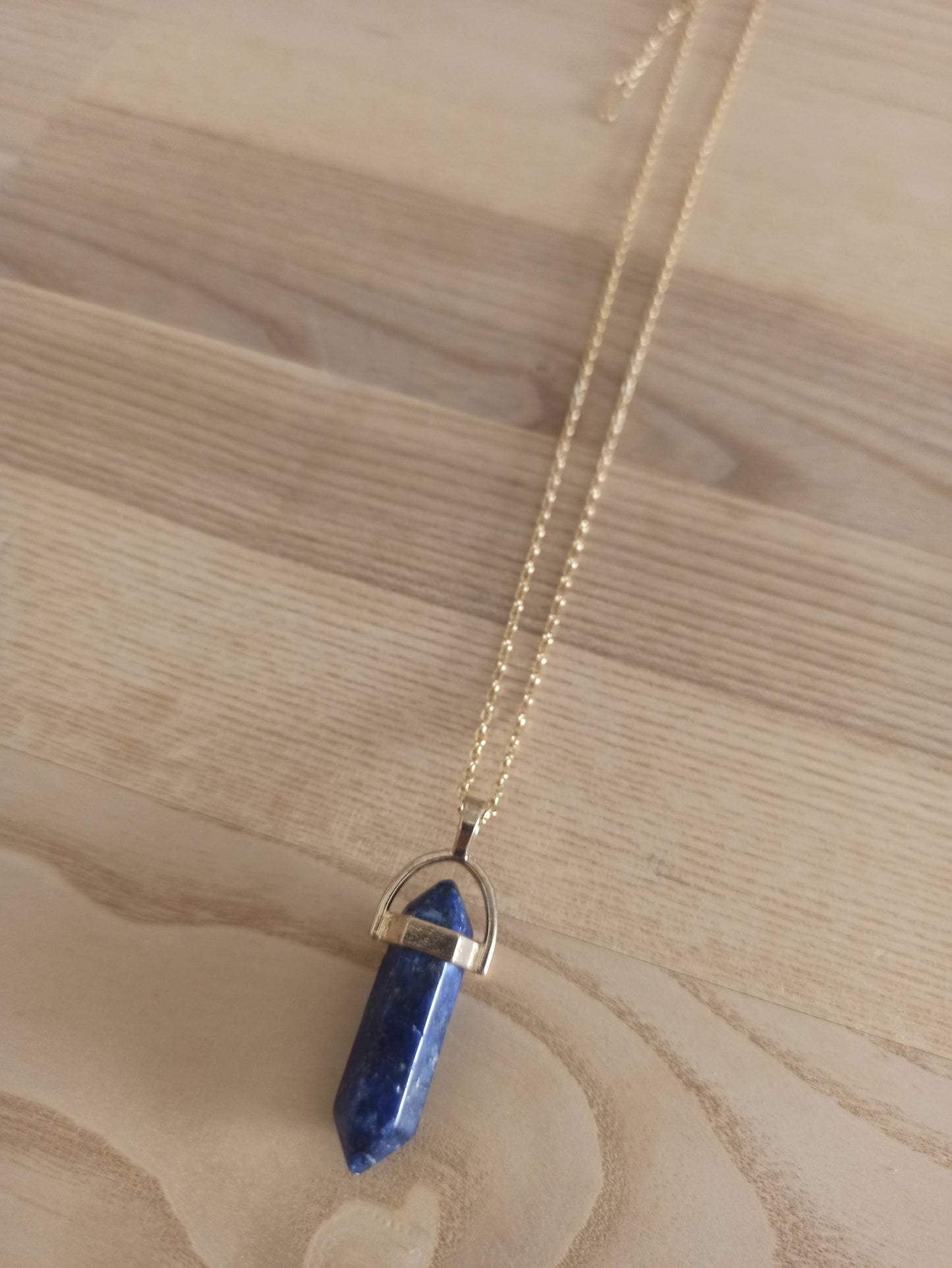 Péndulo Hexagonal de Piedra Semipreciosa Natural con Collar Corto Dorado · Azul Noche (última unidad!)