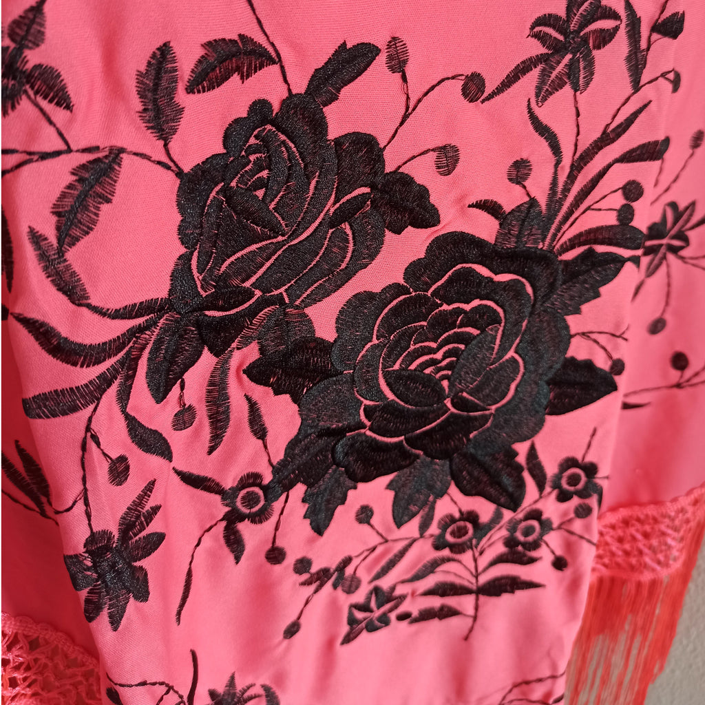 Mantón Flamenco Grande Bordado · Coral Negro Floral (160 x 85cm)