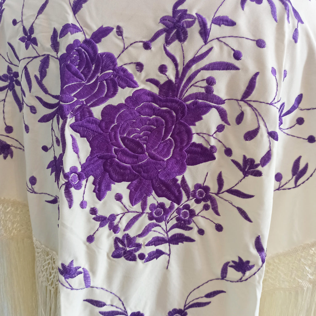 Mantón Flamenco Grande Bordado · Marfil Morado Floral (160 x 85cm)