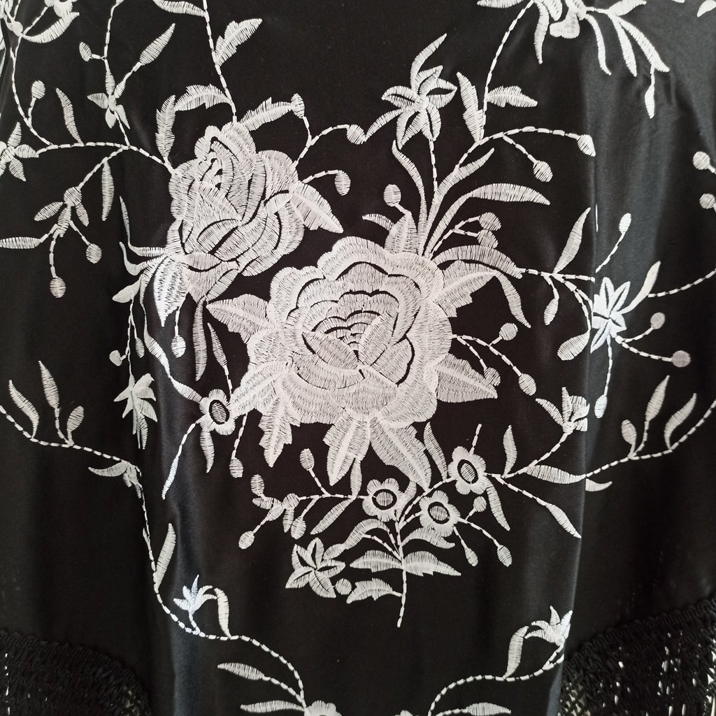 Mantón Flamenco Grande Bordado · Negro Blanco Floral (160 x 85cm)