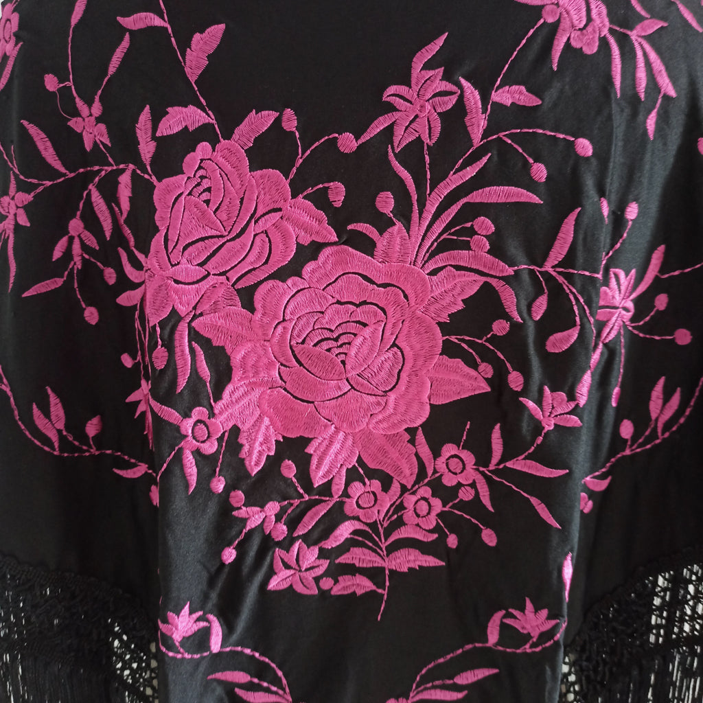 Mantón Flamenco Grande Bordado · Negro Fucsia Floral (160 x 85cm)