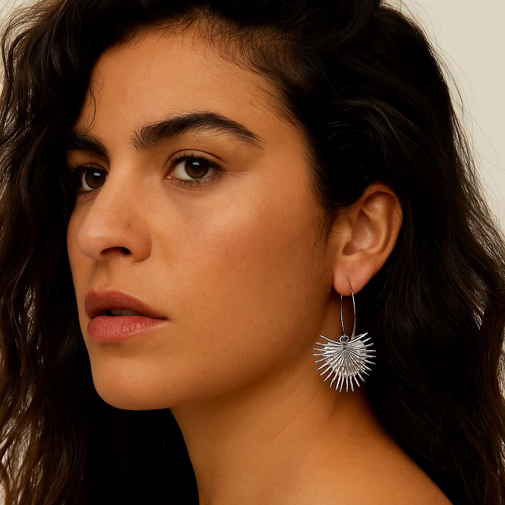 Pendientes Largos de Aro con Colgante de Hoja de Palmera Plateada · Elegantes y ligeros (Copia)