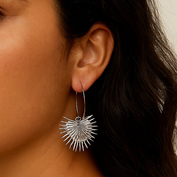 Pendientes Largos de Aro con Colgante de Hoja de Palmera Plateada · Elegantes y ligeros (Copia)