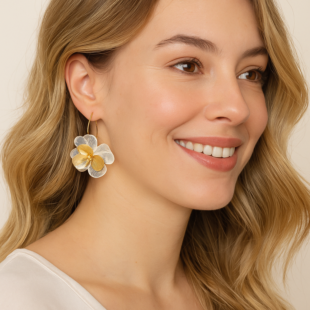 Pendientes Largos Flor Dorada con Hojas Blancas · Luminosos y sofisticados