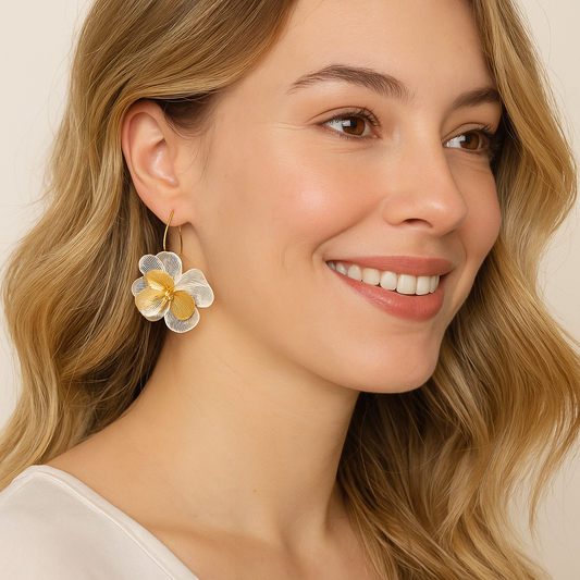 Pendientes Largos Flor Dorada con Hojas Blancas · Luminosos y sofisticados