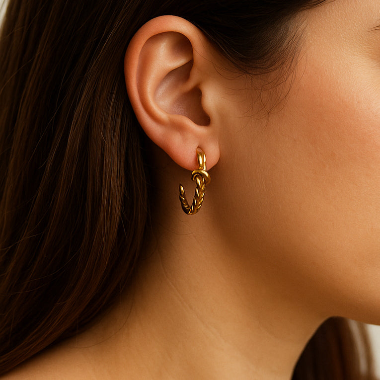 Pendientes Aro Doble Dorados con Nudo · Elegantes, ligeros y de tendencia