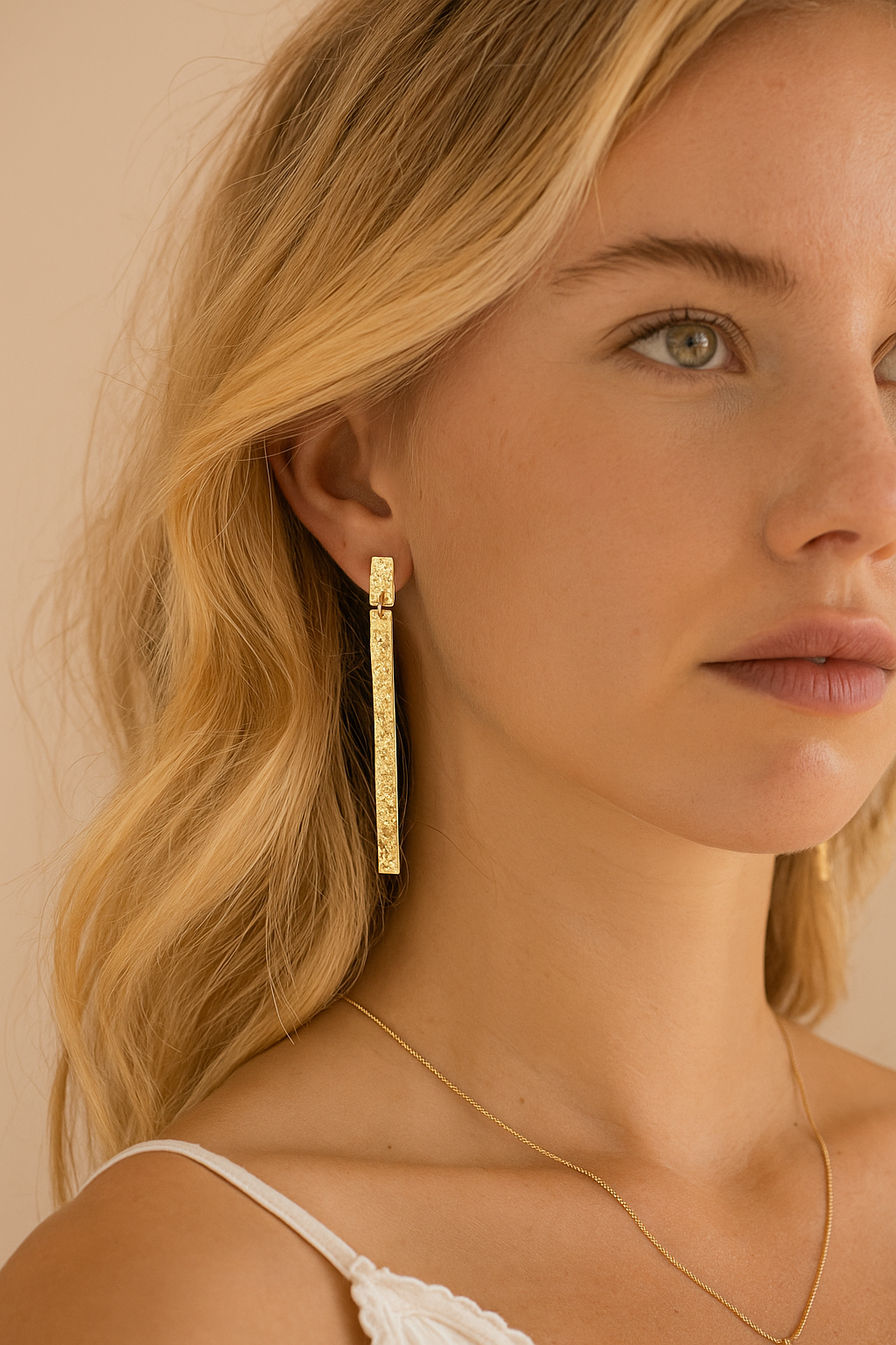 Pendientes Largos Dorados Artesanos de oro tallado · Elegancia ligera y artesanal