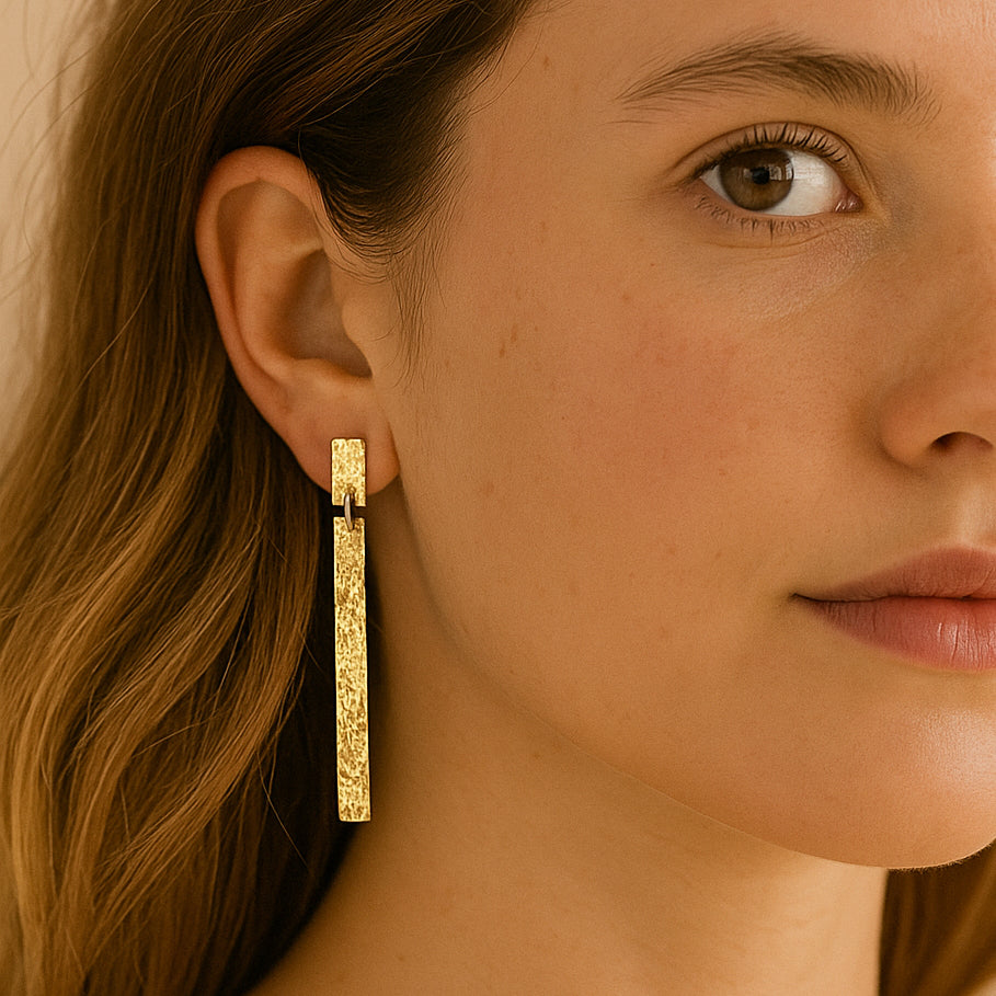 Pendientes Largos Dorados Artesanos de oro tallado · Elegancia ligera y artesanal