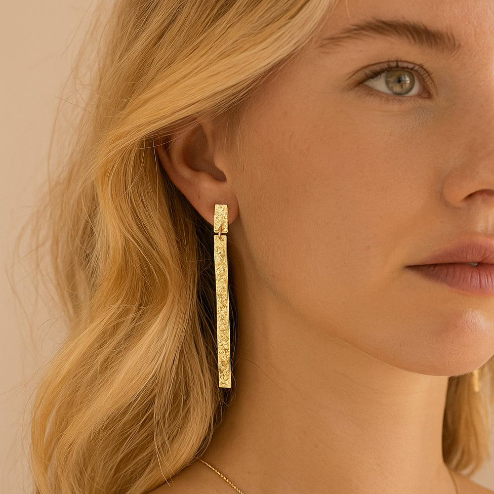 Pendientes Largos Dorados Artesanos de oro tallado · Elegancia ligera y artesanal