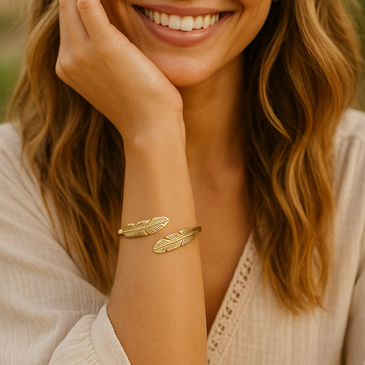 Brazalete Diseño Pluma · Oro Brillo Sútil