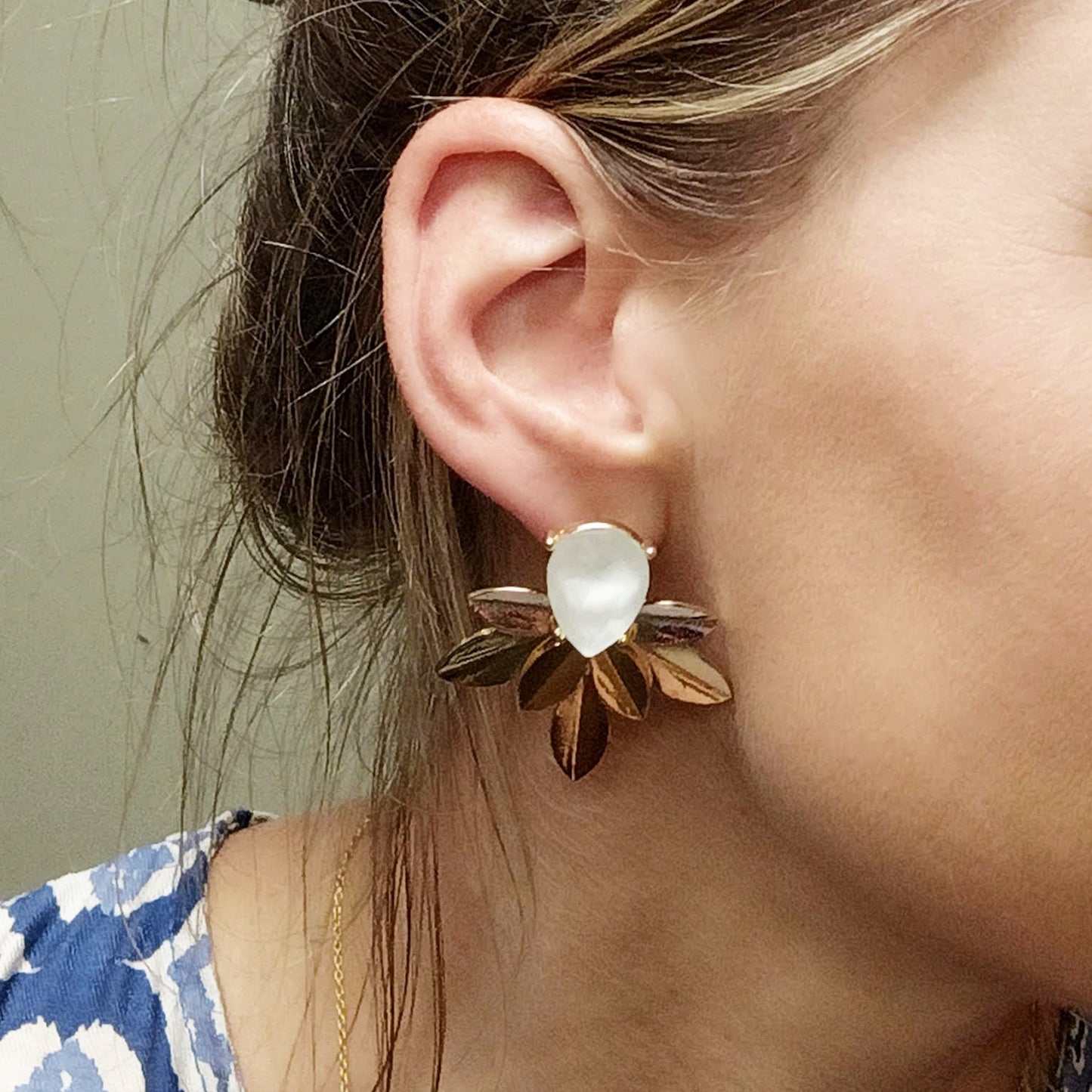 Pendientes Dorados con Cristal · Oro Hojas Laureles Blanco (última unidad!)