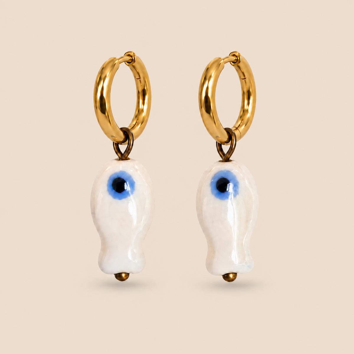 Pendientes de aro dorado con pez de cerámica artesanal blanco y azul (última unidad!)
