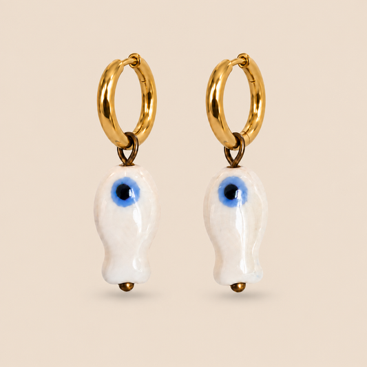 Pendientes de aro dorado con pez de cerámica artesanal blanco y azul (última unidad!)