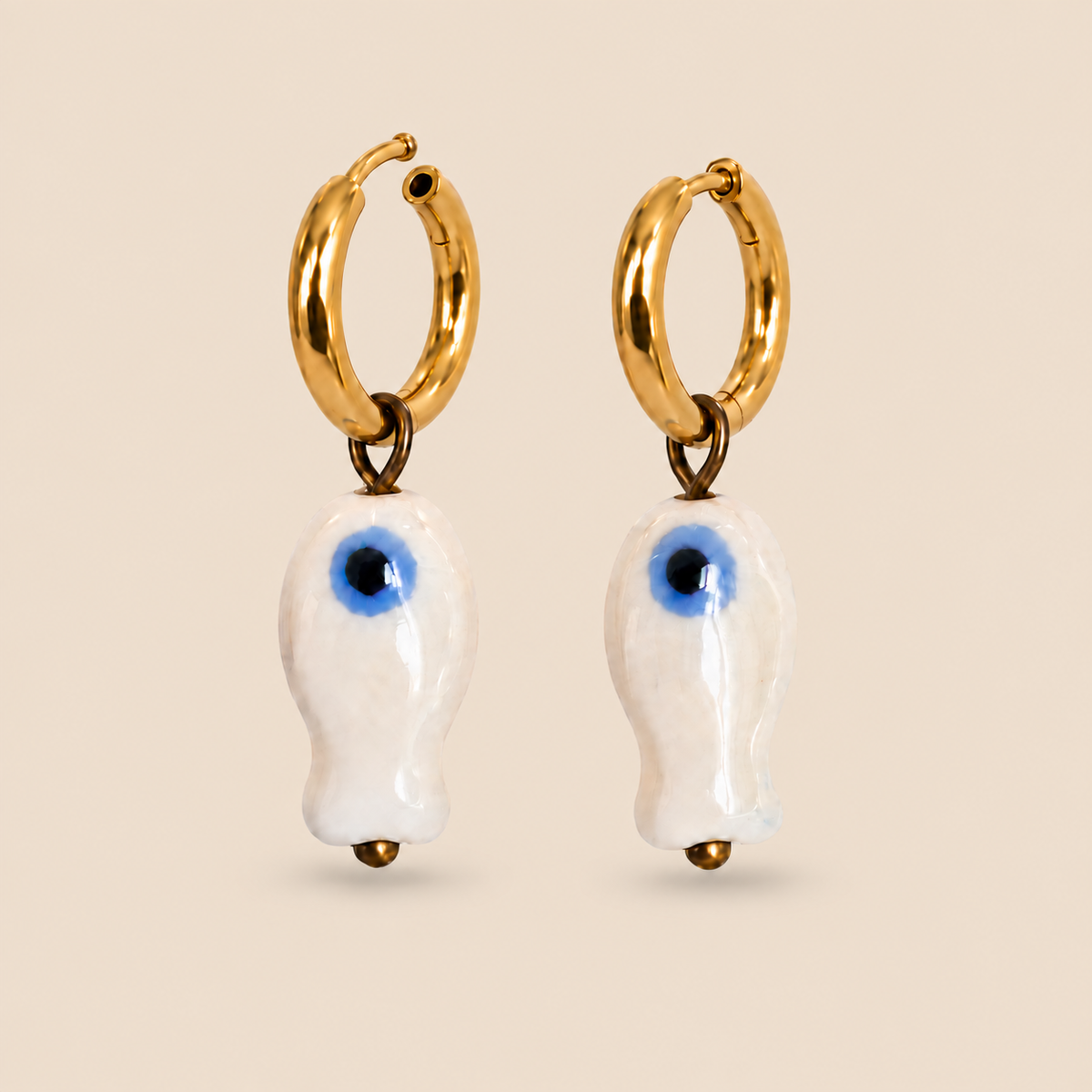 Pendientes de aro dorado con pez de cerámica artesanal blanco y azul (última unidad!)