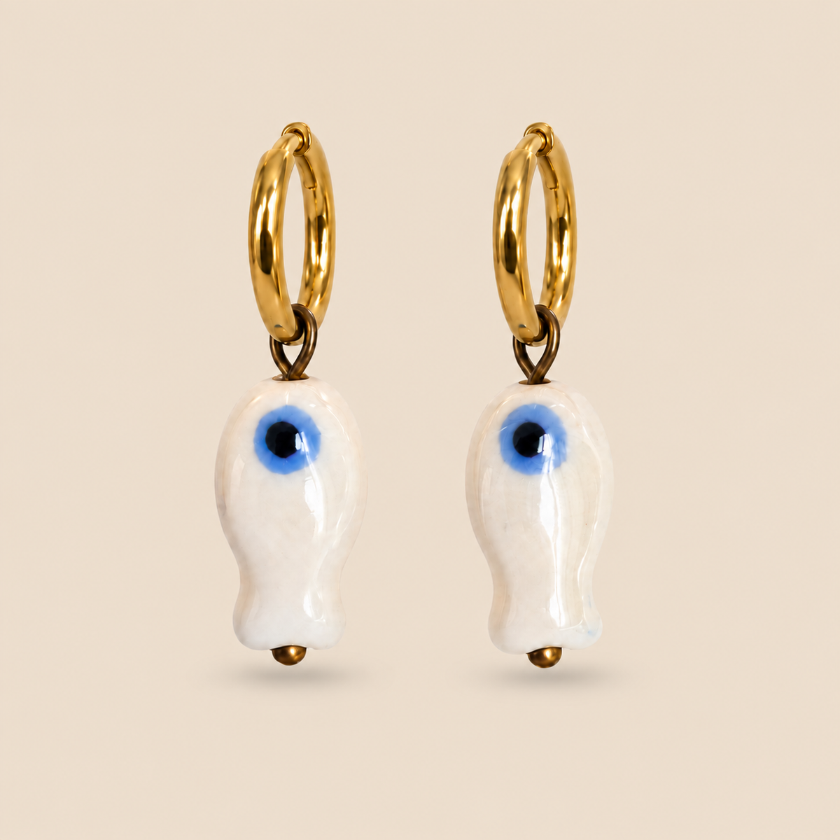 Pendientes de aro dorado con pez de cerámica artesanal blanco y azul (última unidad!)