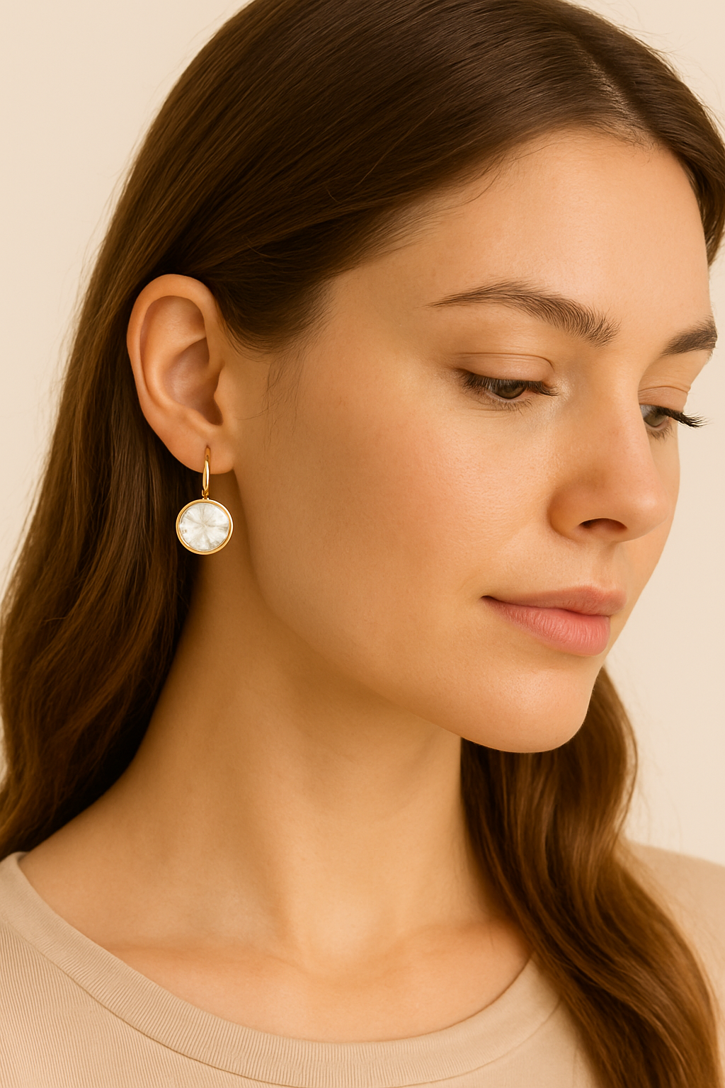 Pendientes Dorados Colgantes Cristal Brillante · Cristal Facetado Blanco Brillo