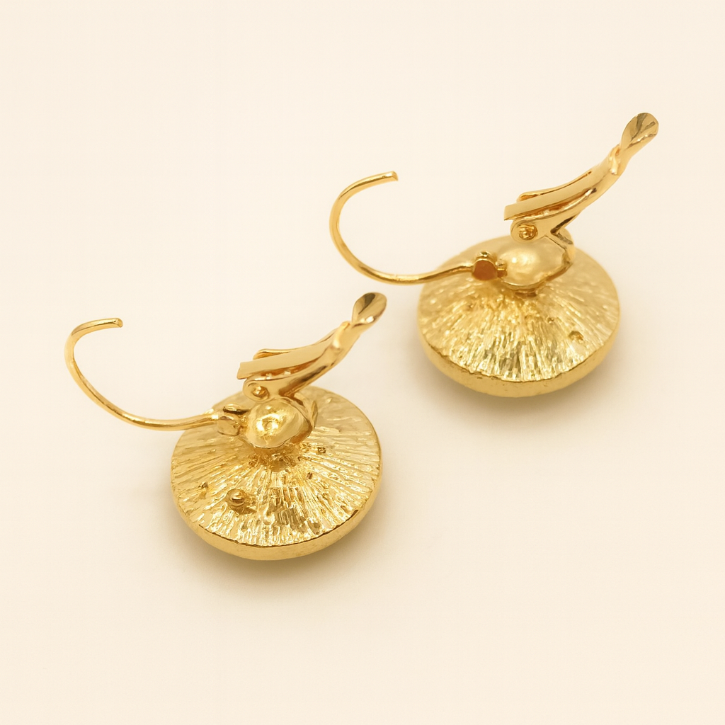 Pendientes Dorados Colgantes Cristal Brillante · Cristal Facetado Blanco Brillo