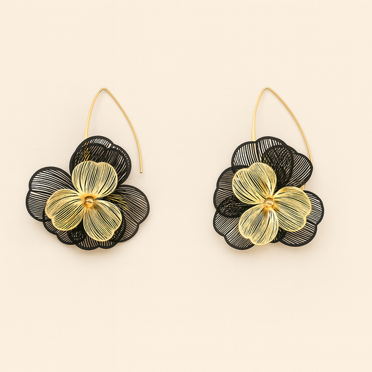 Pendientes Largos Flor Dorada con Hojas Negras · Estilosos y elegantes